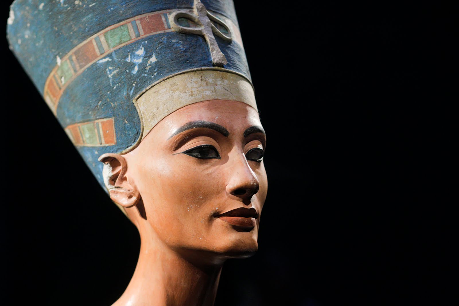 Бюст Нефертити — супруги фараона-реформатора Эхнатона, правившего в Древнем Египте приблизительно в 1351—1334 годах до нашей эры