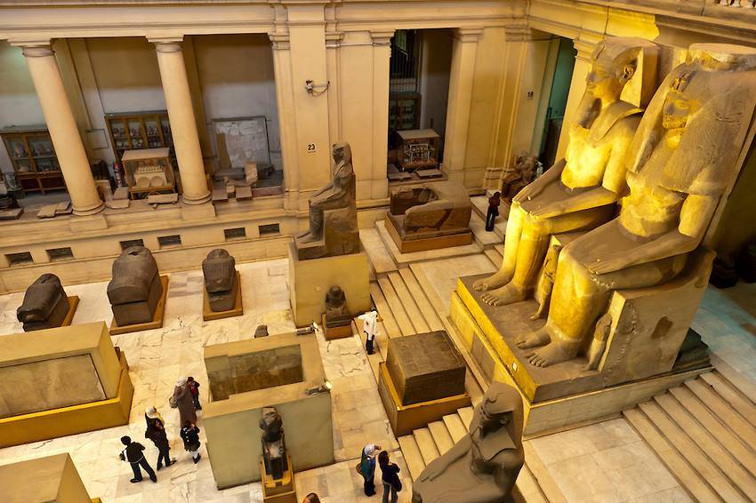 Египетский музей в Каире. Внутренний холл.