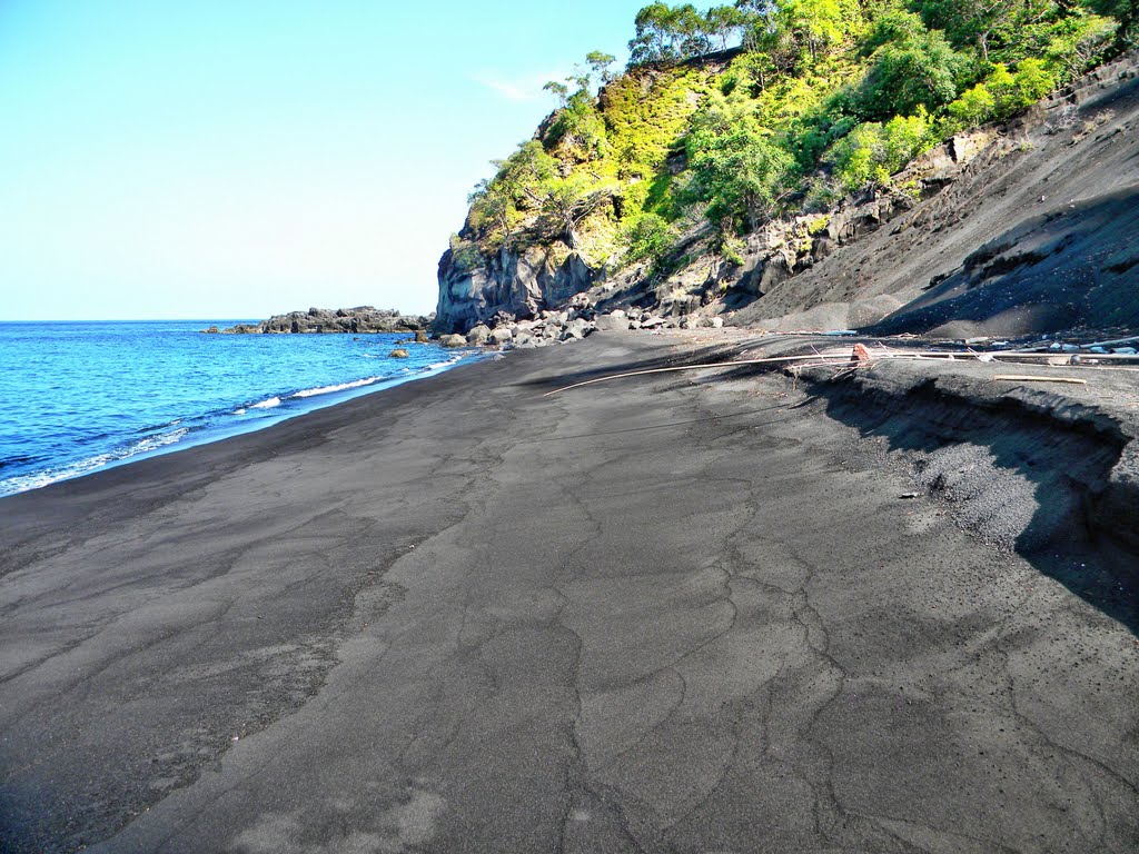 Черный вулканический песок на острове Баррен