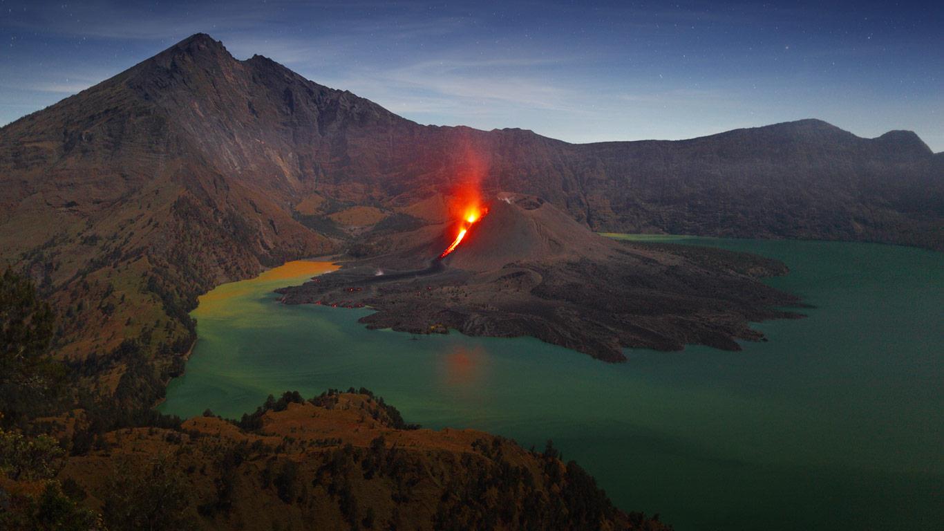 Вулкан Ринджани. Индонезия.