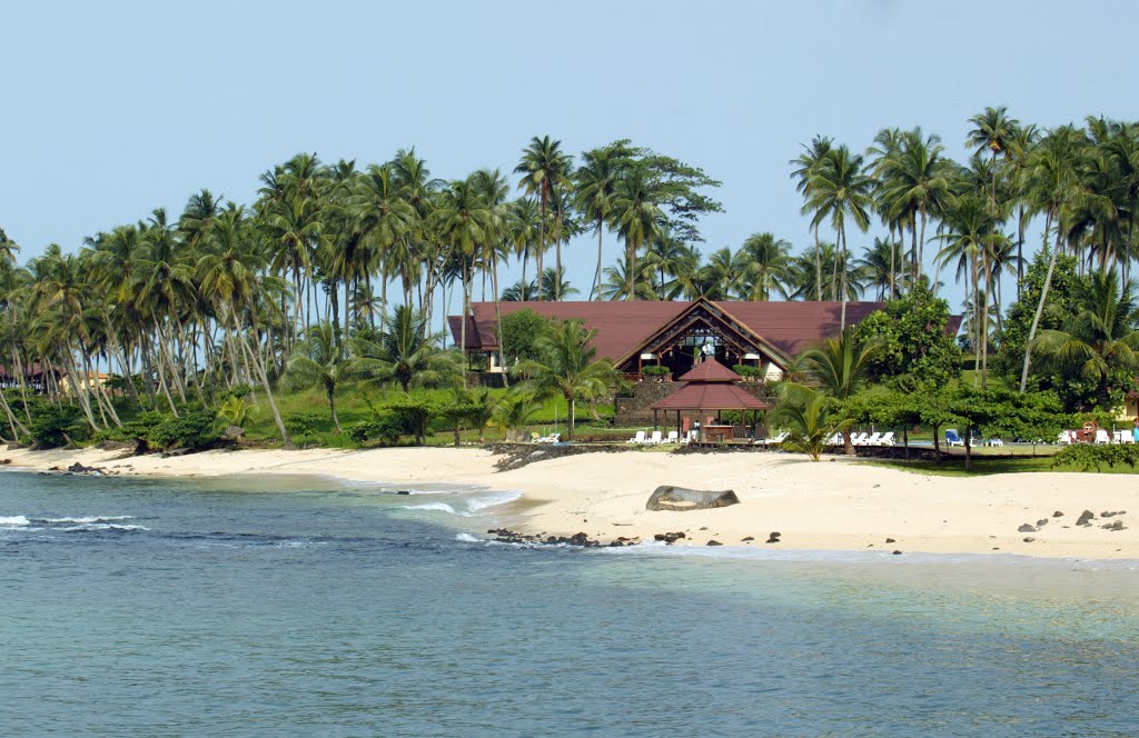 Гостиниты на экваторе на острове Ролаш, Сан-Томе и Принсипи