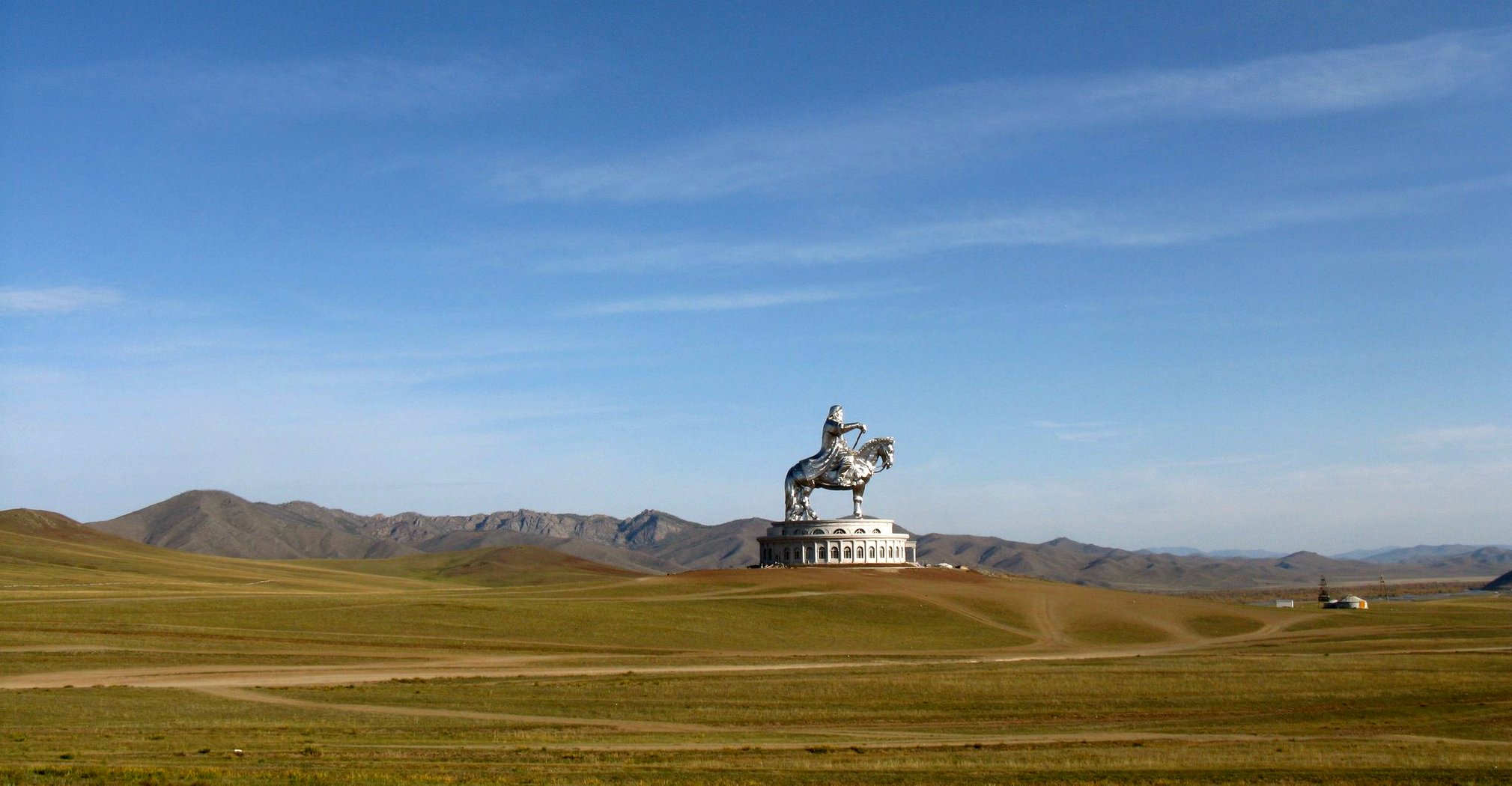 Статуя Чингисхана - туристический центр Монголии.