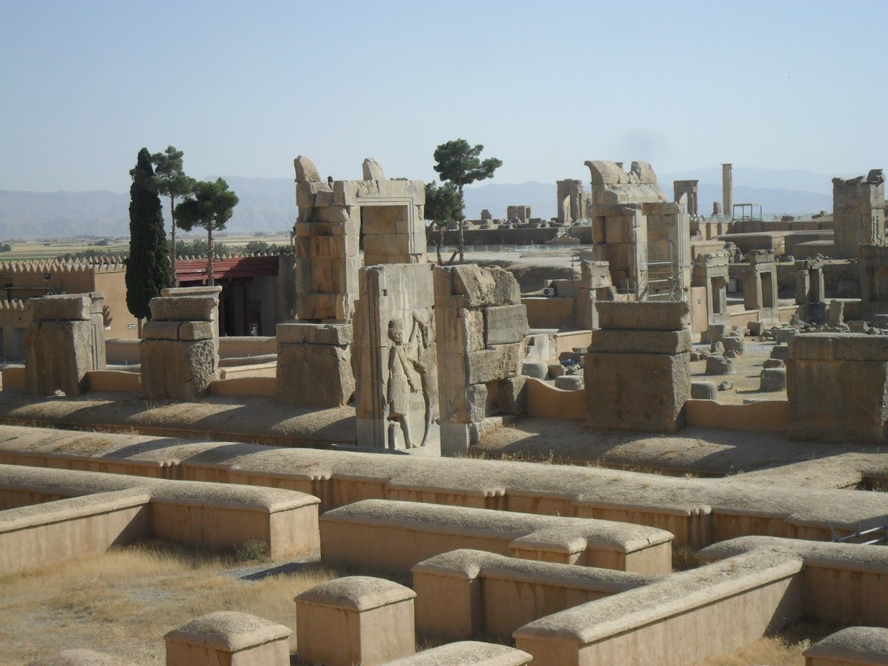 Главной туристической достопримечательностью Ирана считается Персеполис (Персеполь) - руины древнего города, столицы империи Ахеменидов, существовавшего в 5-3 веках до н.э.